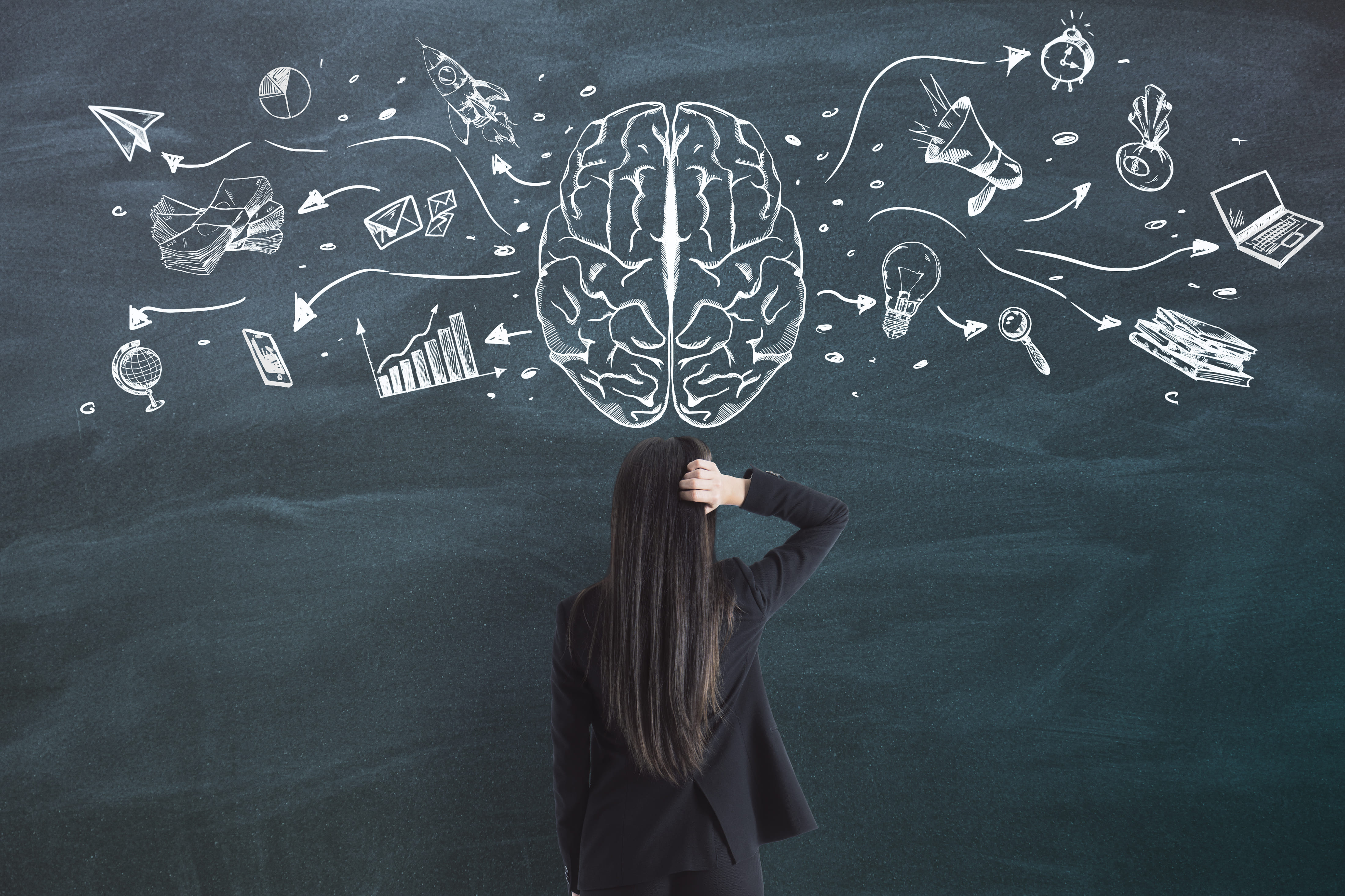 Paciente comparando diferentes psicólogos y opciones de psicoterapia, revisando perfiles para elegir el adecuado a sus necesidades.